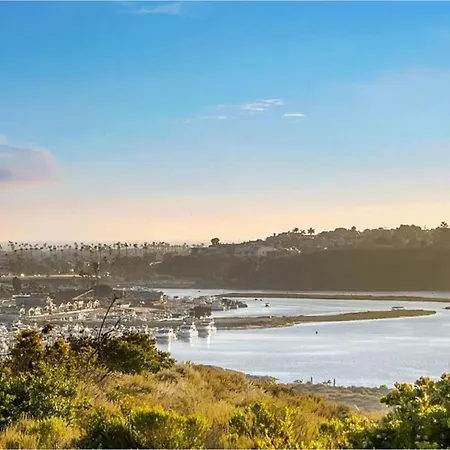 Exquisite Panoramic View Estate Vila